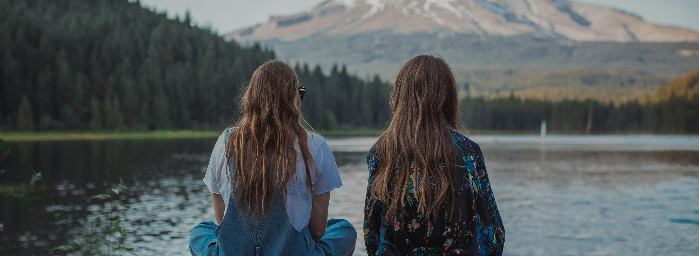 Deux amies face à un lac